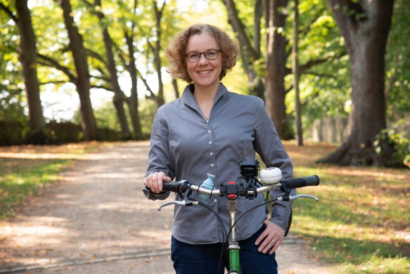 Julia Verlinden mit Fahrrad